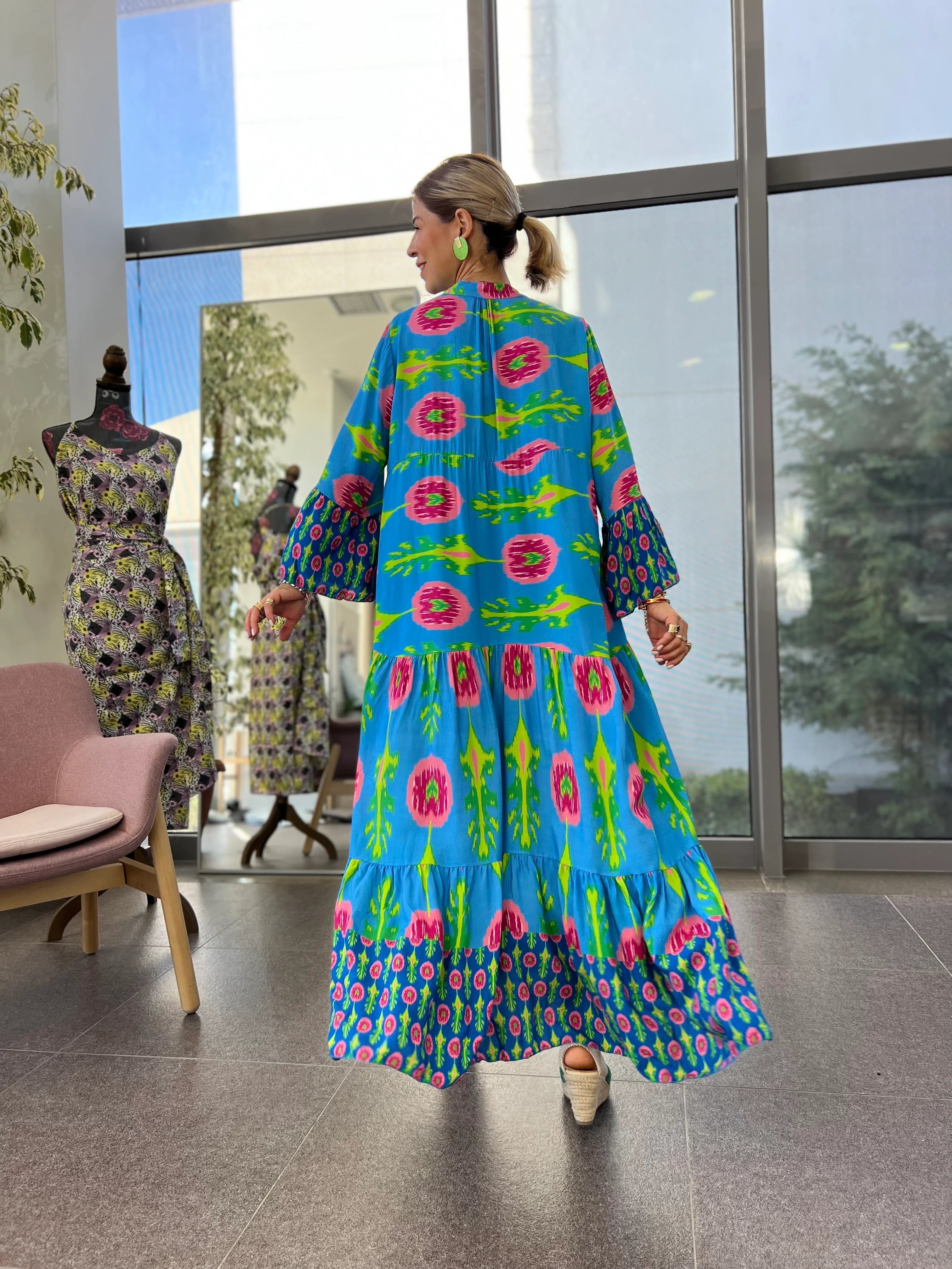 Holly - Groovy V-neck bell sleeve maxi dress