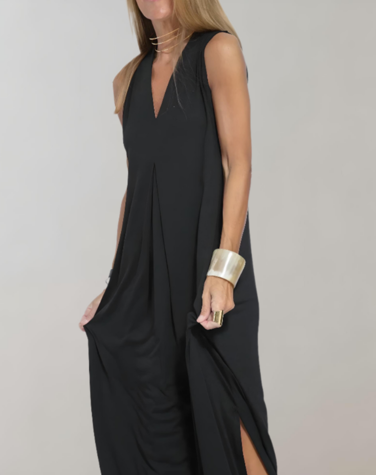 Zanthe - comfortable flowing maxi dress with V-neck and side slit