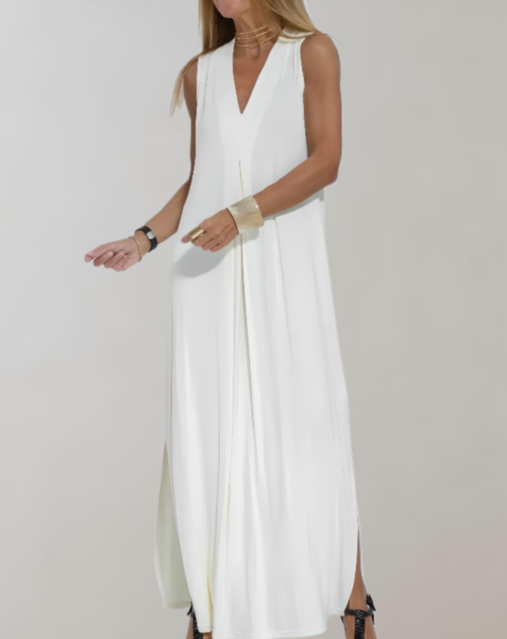 Zanthe - comfortable flowing maxi dress with V-neck and side slit