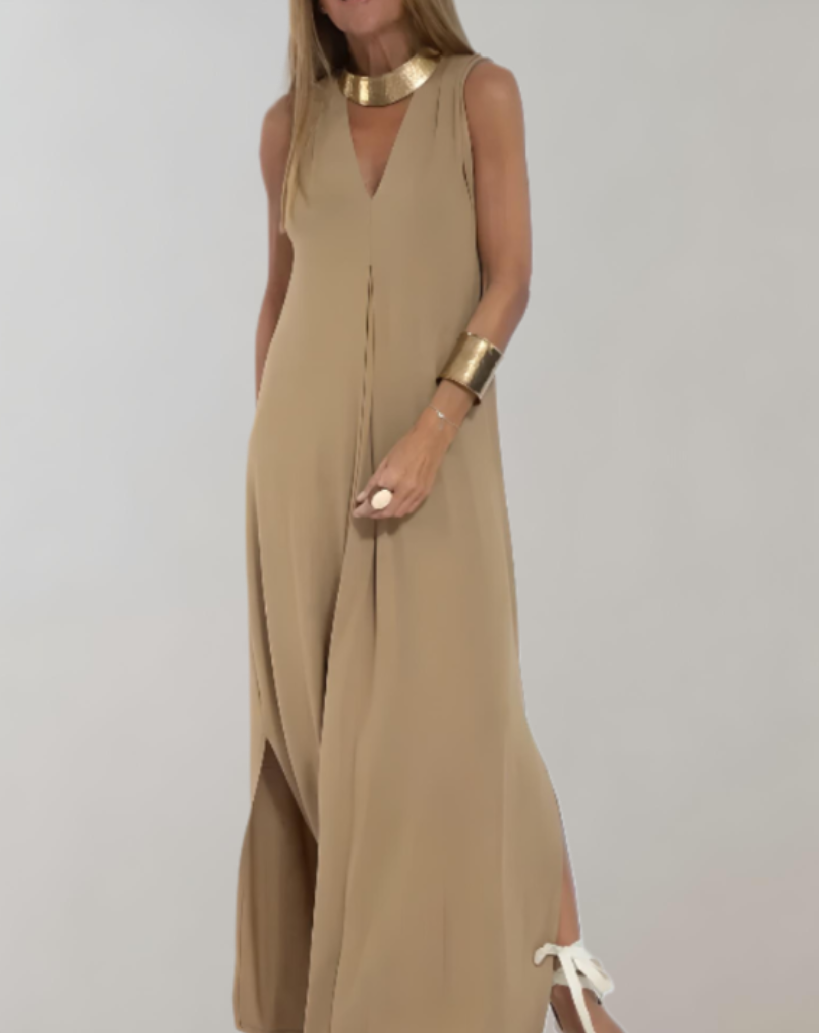 Zanthe - comfortable flowing maxi dress with V-neck and side slit