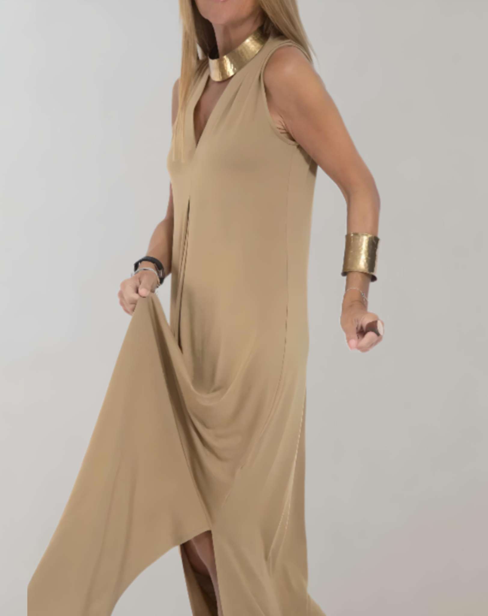 Zanthe - comfortable flowing maxi dress with V-neck and side slit